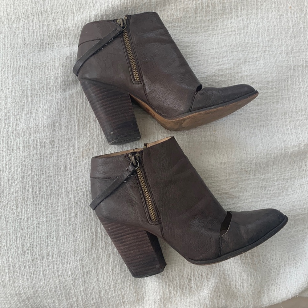 Joe’s grey leather heeled booties with zipper and toe cut out, size 7.5